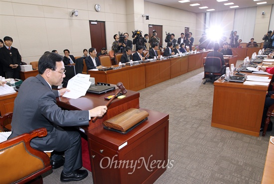 12일 국회에서 열린 정치개혁특위 첫 회의에서 주호영 위원장이 간사 선임의 건을 상정하고 있다.
