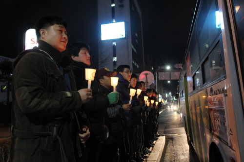 10일 저녁, 전주 종합경기장 사거리에서 철도노동자들이 촛불을 들었다. 