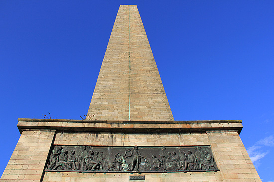 웰링턴 기념비의 네 면엔 웰링턴 장군이 참가했던 인디아 전쟁 등을 주제로 부조를 만들었다.