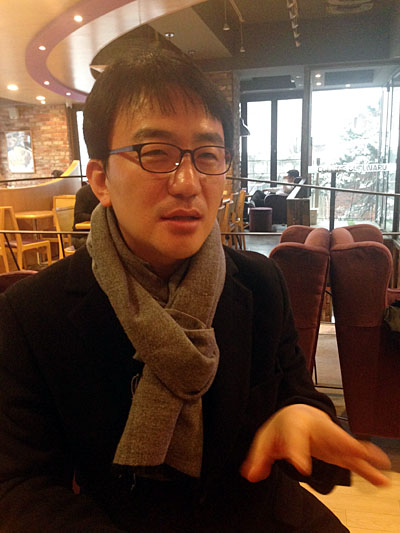 12일 오후 서울 장충동 한 커피전문점에서 만난 'SNS 전문가' 강정수 연세대 커뮤니케이션연구소 전문연구원