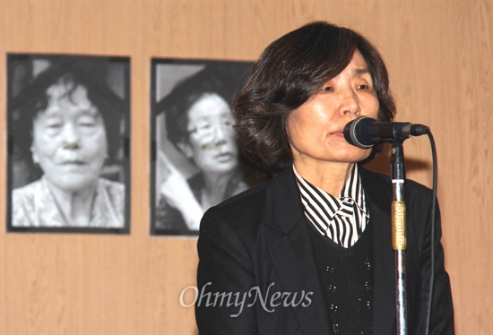 일본군위안부할머니와함께하는 마산창원진해시민모임이 12일 저녁 창원노동회관 대강당에서 연 "일본군 위안부 희생자 위령제"에서 이경희 대표가 인사말을 하고 있다.
