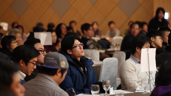  충남 사회적경제인들이 '함께하면 따듯해유! 사회적 경제'라는 제목으로 전국 사회적 경제 활동가 워크숍, 문화공연, 활동사진 전시회 등 다양한 행사를 개회하고 있다.
