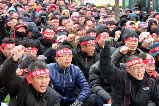 대전역에서 철도민명화반대 파업 결의대회를 하고 있는 철도노동자들