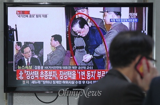 북한의 장성택 처형 소식이 알려진 지난 13일 오전 열릴 예정인 국회 국방위원회 회의실 앞에 군 관계자들이 분주히 움직이고 있다.
