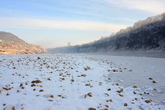 이곳 연천군 임진강은 오늘(13일) 아침 영하 12도. 물안개가 상고대로 변해 아름다운 눈꽃이 피어 있는 임진강은 꽁꽁 얼어붙기 시작하고 있다. 