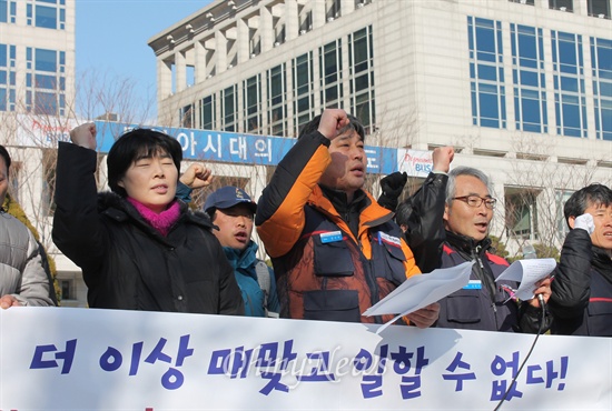 공공운수노조 부산경남지역버스지부가 13일 오전 부산시청 광장에서 부산시와 버스회사 측의 배차 시간 지키기 강요가 난폭운전 등을 유발하고 있다며 이에 대한 시정을 요구하는 기자회견을 열었다.  