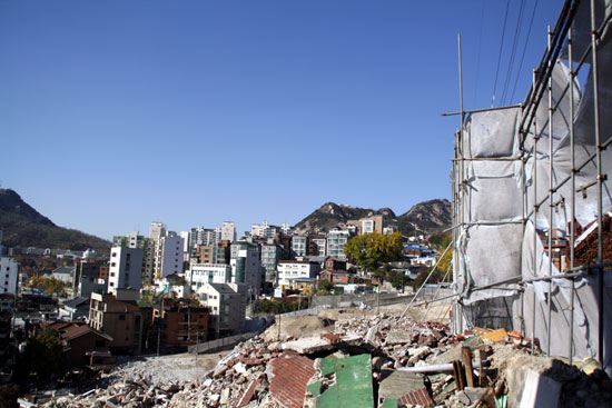 멀리 보이는 아파트들이 파괴된 동네의 미래 모습이다.
