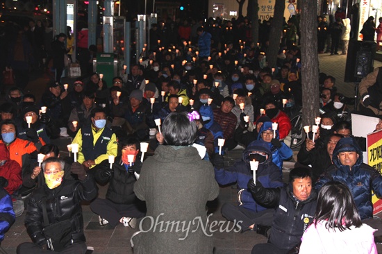  '국가정보원 대선개입·정치개입 심판, 민주수호 경남비상시국회의'는 13일 저녁 창원 용호문화거리에서 “민주주의 수호 촛불문화제”를 열었다.