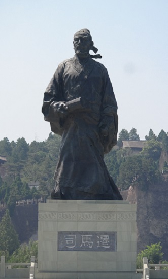 중국 섬서성 한성시 지천진에 있는 사마천 광장에 서있는 사성(史聖) 사마천의 동상