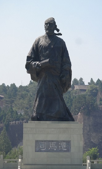 사마천 동상 중국 섬서성 한성시 지천진에 있는 사마천 광장에 서있는 사성(史聖) 사마천의 동상