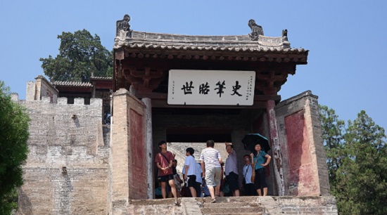 중국 섬서성 한성시 지천진 사마천 사당에 서있는 현판 사필소세(史筆昭世:역사의 붓으로 세상을 밝힌다는 뜻)
