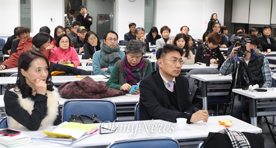 13일 오후 서울 마포구 가톨릭청년회관에서 열린 <오마이뉴스> 10만인클럽 특강 엄기호 <오늘의 교육> 편집위원의 '교육 불가능의 시대 사람의 성장을 묻다' 강연에서 참석자들이 강연을 경청하고 있다.