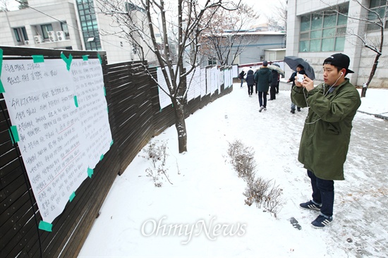 고려대 주현우씨의 철도민영화를 반대하는 학내 대자보 '안녕들하십니까?'가 사회의 주목을 받은데 이에 14일 서울 성북구 고려대 정경대 후문길에 담벼락에 대자보들이 줄지어 붙어 있다. 