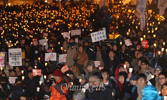 전국철도노동조합 조합원과 학생, 시민들이 14일 오후 서울 중구 서울역 광장에서 열린 시국촛불집회에서 참석해 철도민영화 반대와 국가기관 정치공작 대선개입을 규탄하며 촛불을 들어보이고 있다.