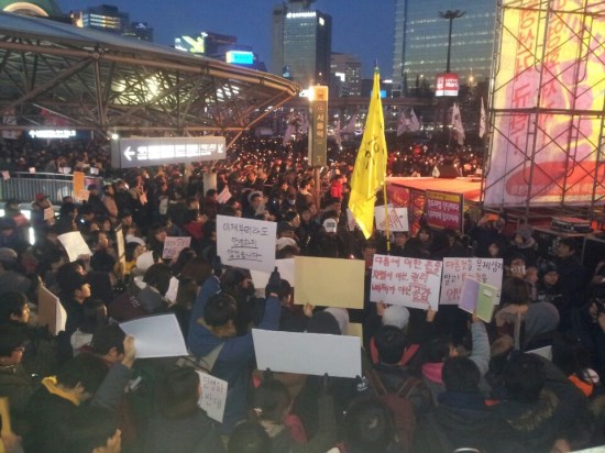 고려대와 시청광장에서 집회를 마친 후 서울역 철도노조 집회에 참여한 '안녕들 하십니까' 시위대의 모습.