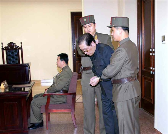 북한은 지난 2013년 12월 12일 국가안전보위부 특별군사재판을 열어 장성택에게 '국가전복음모의 극악한 범죄'로 사형을 선고하고 이를 바로 집행했다. 양 손을 포승줄에 묶인 장성택이 국가안전보위부원들에게 잡힌 채 법정에 서 있다.