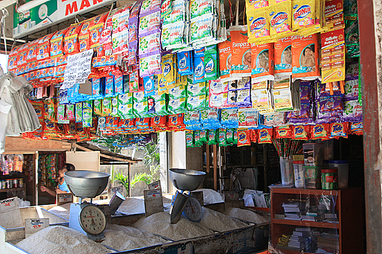 가난한 필리핀 사람들은 한꺼번에 많은 물건을 살 수 없어 작은 용지에 포장된 일회용품을 산다 