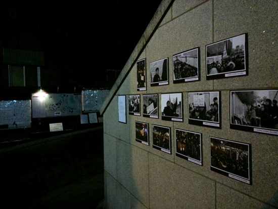 고려대학교 보도사진학회에서 16일 새벽 3시, 정경관 출입 계단 옆에 "안녕하지 못한 사람들"의 "서울역 나들이 현장"을 촬영한 사진들을 전시하고 있다.