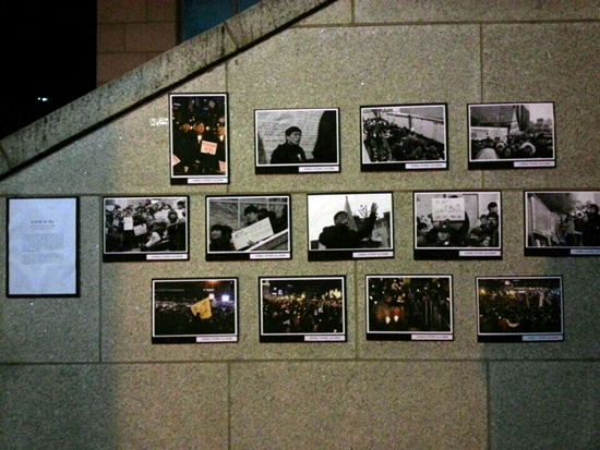 고려대학교 보도사진학회에서 16일 새벽 3시에 게시한 작은 사진전. 13장의 사진들이 지난 14일에 있었던 서울역 나들이의 현장을 보여주고 있다.