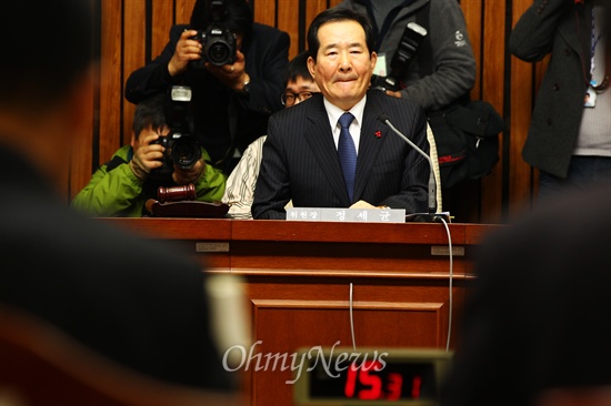  16일 국회 국정원개혁특위에서 열린 공청회에서 정세균 위원장이 진술자의 발언을 듣고 있다.