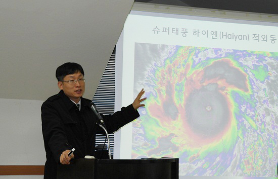  제주대 태풍연구센터 문일주 소장이 지구온난화로 인한 해수면의 수온 증가로 태풍의 위력이 거세지고 있다고 설명했다.