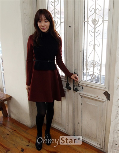  영화 '캐치미'의 여주인공을 맡은 김아중이 11일 오후 서울 종로구 한 카페에서 <오마이뉴스>와의 인터뷰에 앞서 포즈를 취하고 있다.