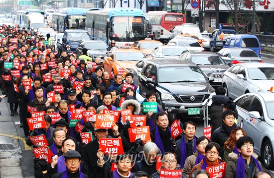 전국에서 모인 한국기독교장로회 총회 소속의 목회자와 신도들이 16일 서울 중구 향린교회에서 열린 시국기도회를 마친뒤 대한문을 향해 행진하고 있다.