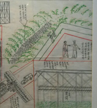 포로수용소의 참혹한 실상을 표현한 그림 타이의 태면철도(泰緬鐵道) 건설 현장에서 포로 동원 일을 맡게 된 오행석 씨가 그린 포로수용소 실상. 사진 좌측 상단에 '영양부족, 부상, 호열자(콜레라), 마라리야(말라리아), 수만 명이 죽었다'고 적혀 있고, 그 아래엔 일본군이 사망자 시신을 골짜기에 던지는 장면이 묘사돼 있다. 