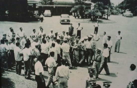 동진회 회원들이 1956년 일본 총리관저 앞에서 항의 농성을 벌이고 있다.