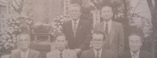 1991년 동진회 회원들이 일본 이케가미 혼문지에 모여 찍은 사진.