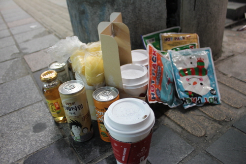 청소년들의 평화시위에 응원의 마음을 담은 음료와 핫팩을 건네는 시민들이 참 많았다. 