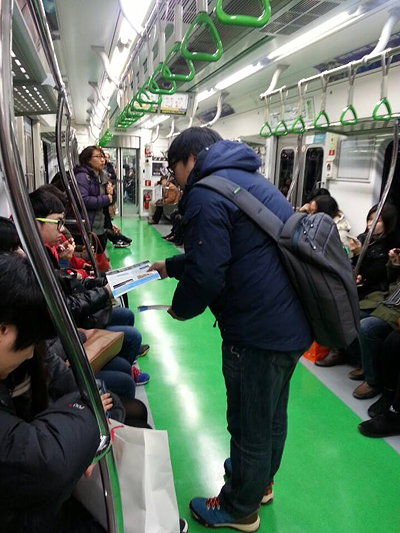 지하철에서 유인물을 나눠주고 있다.