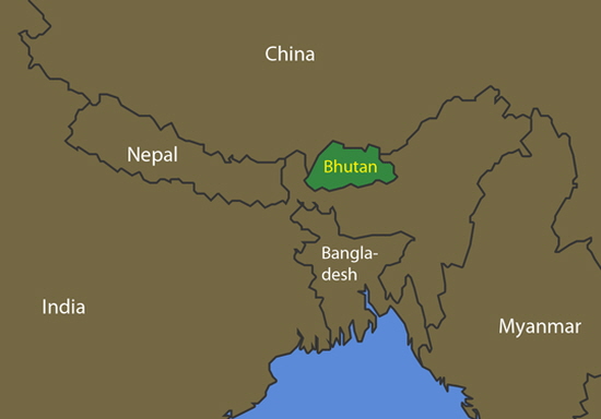 중국과 네팔, 인도 사이 히말라야 산간에 한 점처럼 생긴 작은 나라 부탄은 남한의 절반 크기다
