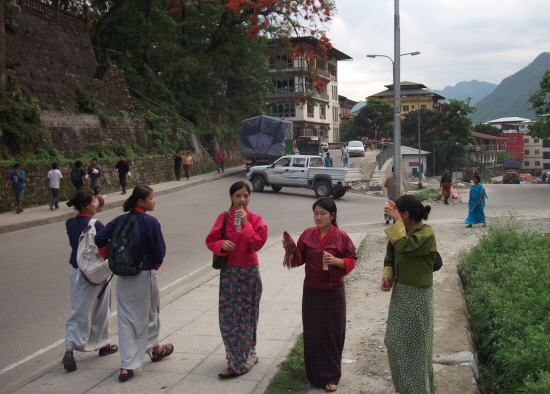 푼춀링 시내를 한가롭게 걸어가는 부탄 아가씨들. 긴치마 키라Kira를 입고 있다. 