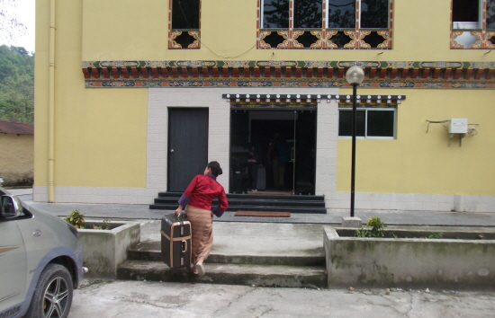 우리들의 짐을 받아 옮기는 부탄 푼춀링 호텔 직원