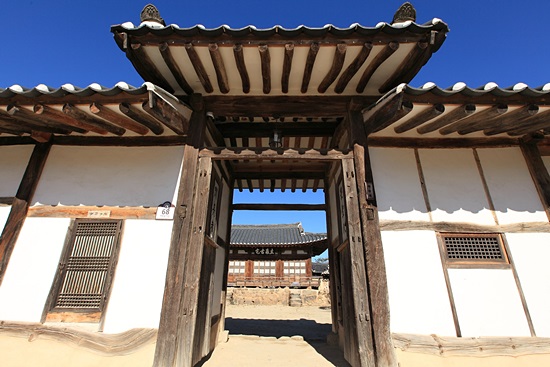 양진당은 입향조인 류종혜가 처음 터를 잡은 곳으로 알려져 있으며, 겸암 류운룡이 생전에 지은 집으로 흔치 않은 조선 전기의 주택이다.

