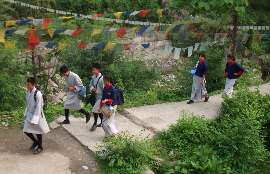 고Goh와 키라Kira를 입고 느긋하게 걸어가는 부탄의 학생들