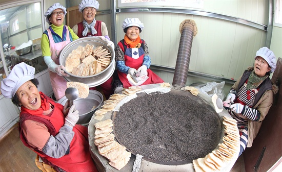  함양 지곡면 개평한옥마을 주민들의 전통 한과 만들기.