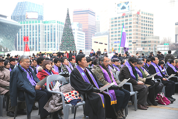 시국기도회 참석자들이 고난을 상징하는 보라색 스톨을 착용하고 있다.