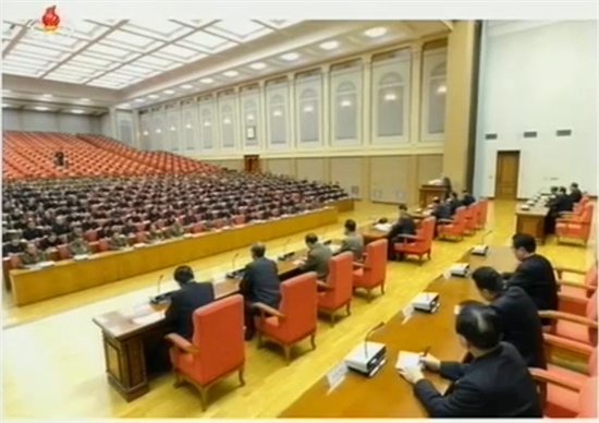 장성택 조선노동당 행정부장에 대한 숙청을 결의한 12월 8일 정치국 확대회의 장면. 뒤 절반 정도가 비어있는 모습이 눈에 띈다.