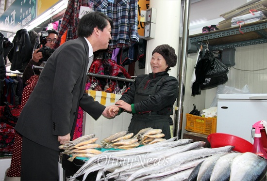 17일 오전 대전 중앙시장을 방문해 시장상인들과 인사를 나누고 있는 무소속 안철수 의원.