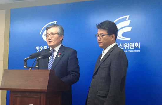 김충식·양문석 방통위 상임위원이 지난 17일 오후 과천정부청사 방통위 기자실에서 KBS가 제출한 수신료 인상안 처리에 반대 입장을 발표하고 있다.