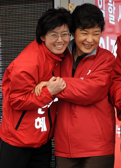 지난 2012년 3월 30일 대전역 광장에서 열린 새누리당 합동유세에 참석한 박근혜 중앙선대위원장이 최연혜 후보와 포즈를 취하고 있다.