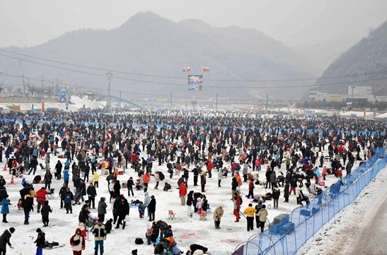 얼음나라 화천 산천어축제, 매년 130만 명가량의 관광객이 찾는다.