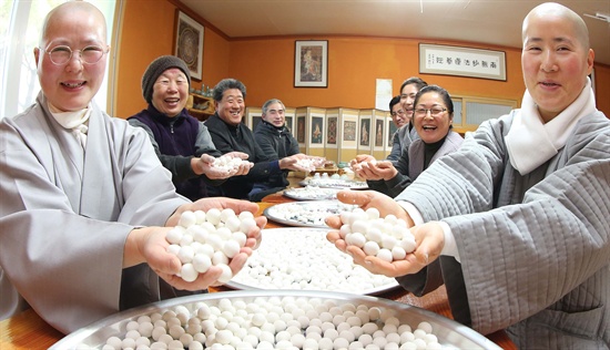  함양 견불사 스님과 신도들의 동지팥죽 새알빚기.