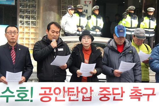  부산과 경남지역에서 대통령선거 1년을 맞아 시국선언이 이어지고 있다. 사진은 17일 새누리당 경남도당 앞에서 열린 민주노총일반노동조합의 노동자선언 모습.