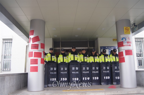  대구출입국관리사무소 앞에서 이주노동자 강제 단속을 비판하며 기자회견을 가진 인권단체 회원들이 출입국관리사무소 출입문 입구에 '토끼몰이식 강제 단속 중지'등의 글씨를 써서 붙여놓았다.