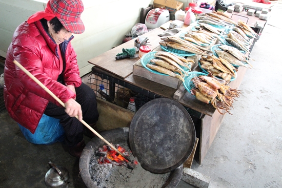 고흥 5일장에 가면 반 건조 오징어와 생선을 숯불에 구워서 판매한다.
