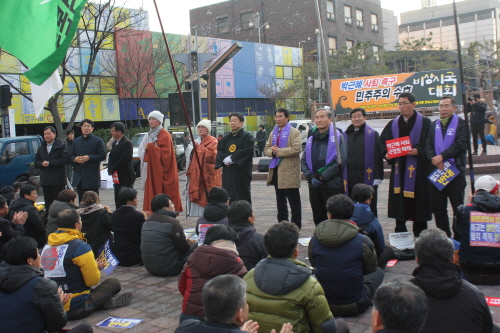 지난 11월부터 박근혜 대통령 사퇴의 목소리를 내기 시작한 5개 종단 종교인들이 집회 참가자들에게 인사를 하고 있다. 