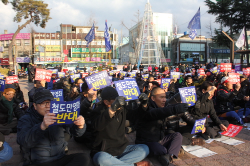 수서발 KTX 민영화를 반대하며 파업을 벌이고 있는 철도노동자들이 다수 이날 집회에 참가했다. 